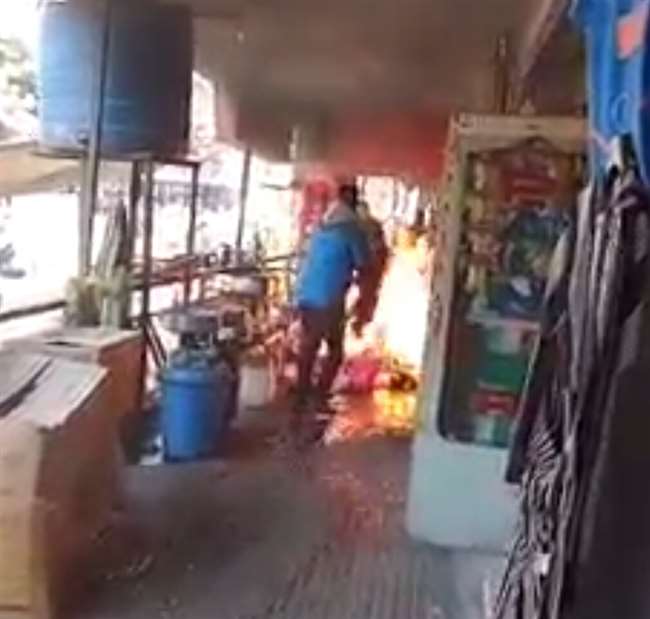 मंडी शहर के व्यस्त इलाके पड्डल मैदान में स्थित परिसर में एक दुकान में एलपीजी सिलेंडर में आग लग गई।