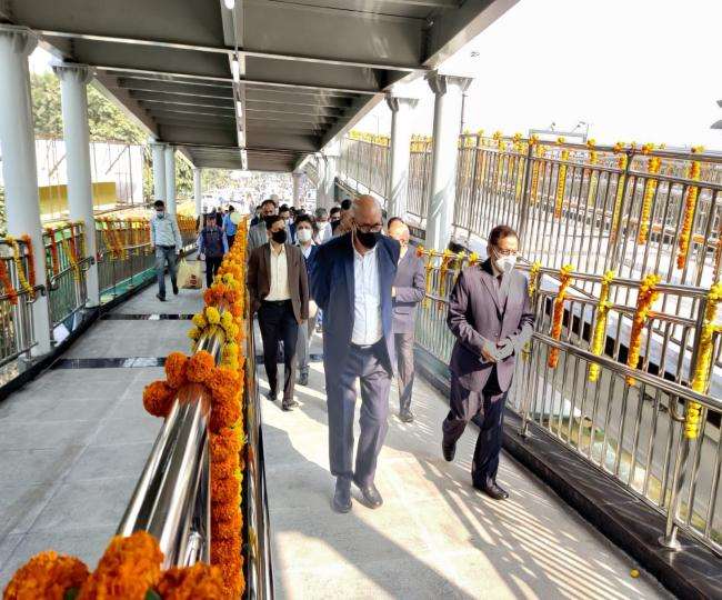 Delhi Metro: डीएमआरसी ने आनंद विहार आईएसबीटी पर यात्रियों को दिया नया तोहफा, एमडी डॉ.मंगू सिंह खुद देखने पहुंचे 