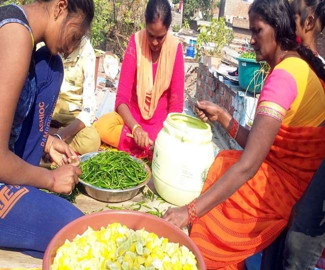 रुद्रपुर की महिलाओं ने आत्‍मनिर्भरता की ओर बढ़ाए कदम, आनलाइन से चटका अचार का कारोबार