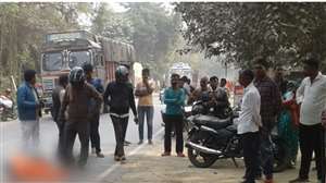 Sultanpur: वाराणसी-सुलतानपुर फोरलेन पर हुई दुर्घटना, शव रख लगाया जाम