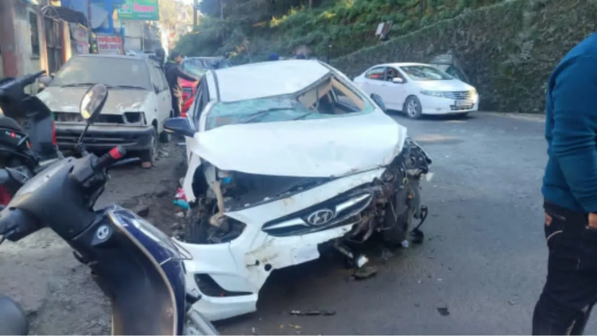 दुर्घटना में किसी को ज्यादा चोट नहीं आई, लेकिन दोनों कारों के परखच्चे उड़ गये।