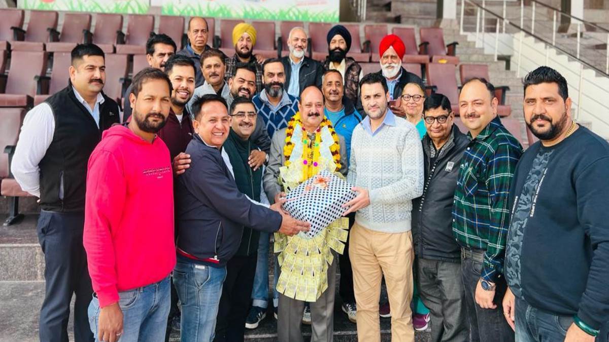 https://www.jagranimages.com/images/newimg/30112022/30_11_2022-arun_trust_honours_sai_coach_dev_raj_23238176.jpg