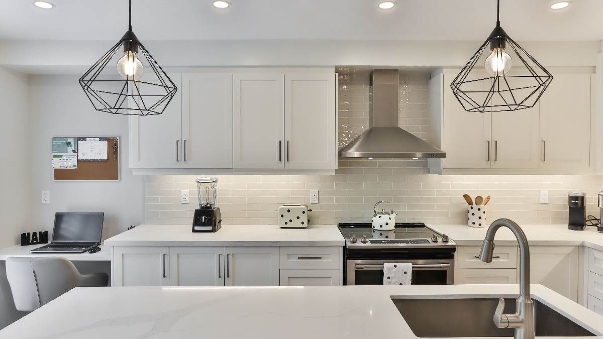 Best Kitchen Chimneys In india: किचन से स्मोक को बाहर करने के लिए लाएं ये चिमनी, मिनटों में दिखेगा रिजल्ट