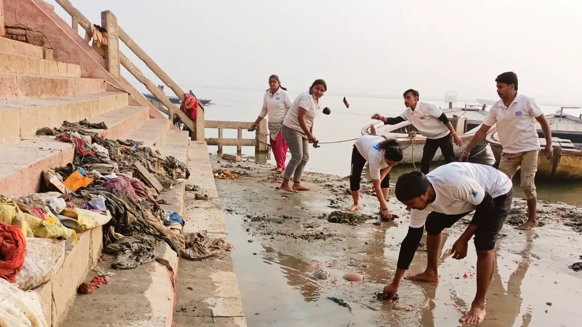 वाराणसी में गंगा तट पर बही स्‍वच्‍छता की धारा, दक्षिण भारत तक सफाई का लिया संकल्‍प