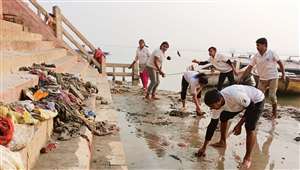गंगा में सफाई का अभियान बुधवार को चलाया गया।