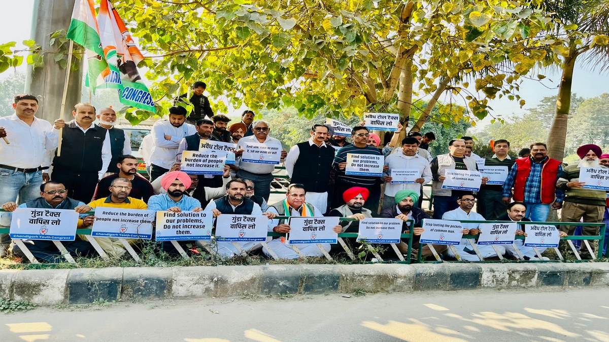 chandigarh congress protest railway station against parking entry charge