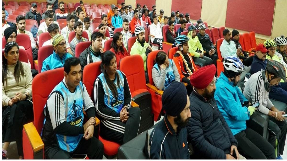 https://www.jagranimages.com/images/newimg/30112022/30_11_2022-doaba_college_23237479.jpg