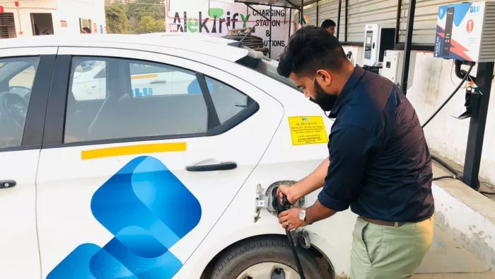 चार्जिंग नेटवर्ट को पूरे देश में फैलाने का काम कर रही हैं ये कंपनियां