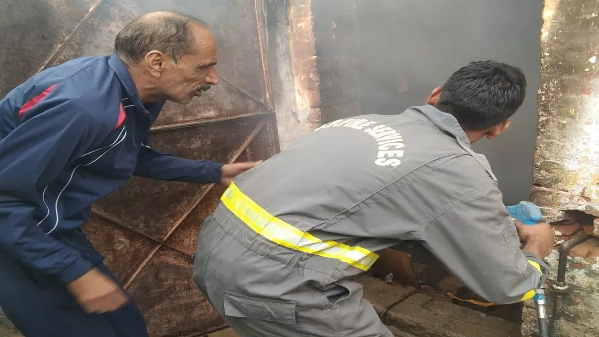 Hapur News: घर में लगी आग, दमकल ने कड़ी मशक्कत के बाद पाया काबू; हजारों का सामान जलकर राख