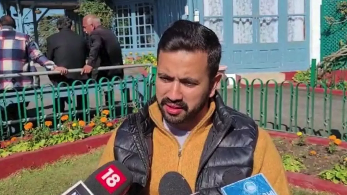 कांग्रेस महासचिव विक्रमादित्य सिंह ने बुधवार को शिमला में मीडिया से बातचीत के दौरान।
