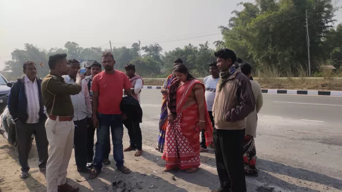 परिजनों व ग्रामीणों को समझाते गालूडीह थाना के पदाधिकारी