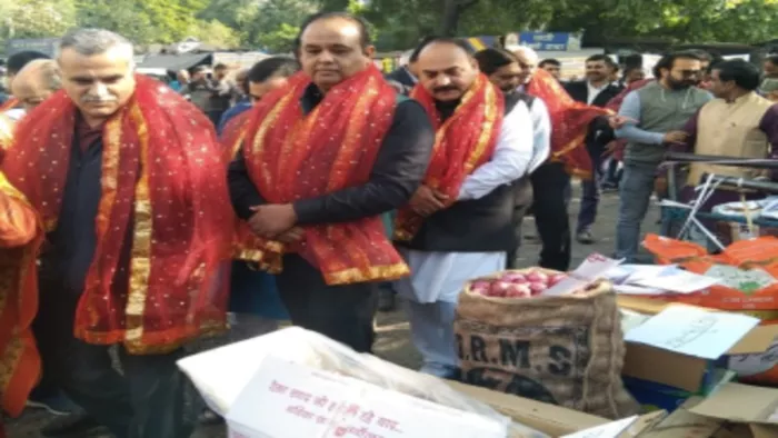 दुकानदारों व ग्राहकों को हर चीज की जानकारी देने के लिए केंद्रीय संस्कृत विश्वविद्यालय के विद्यार्थी भी मौजूद रहे।
