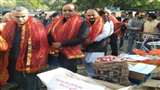 दुकानदारों व ग्राहकों को हर चीज की जानकारी देने के लिए केंद्रीय संस्कृत विश्वविद्यालय के विद्यार्थी भी मौजूद रहे।