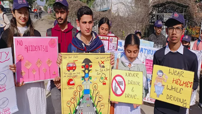 दैनिक जागरण की मुहिम के तहत वाहन चालकों को सड़क सुरक्षा के प्रति जागरूक करते एनएसएस छात्र।