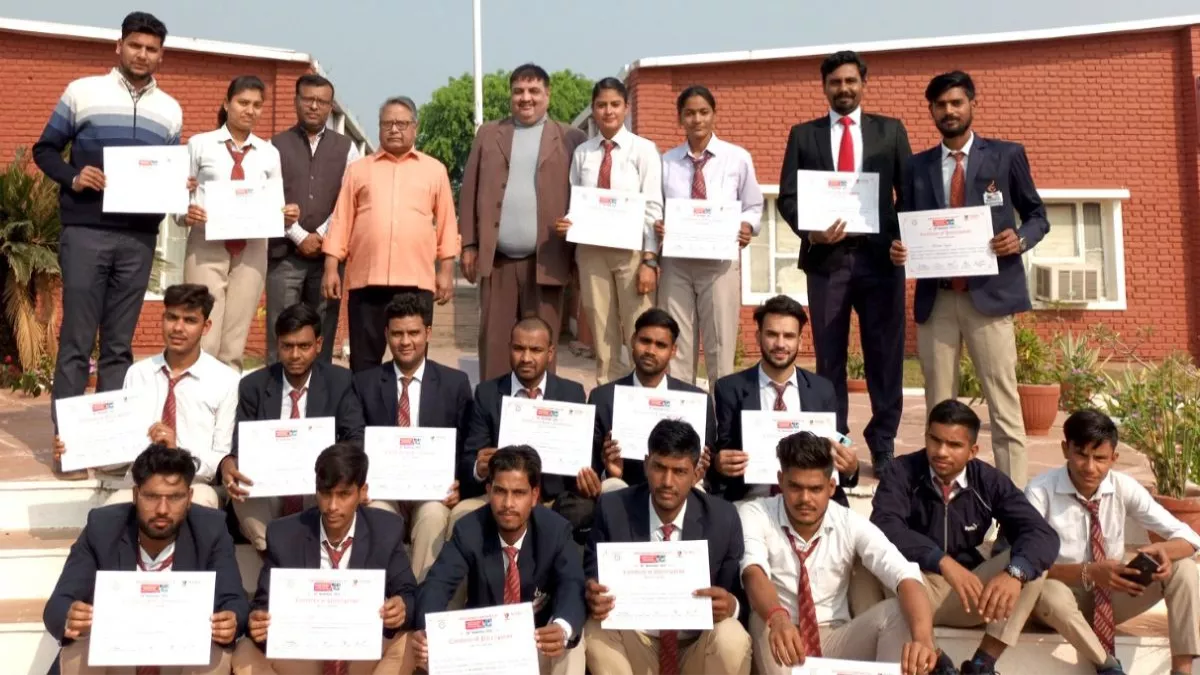 जयपुर में आयोजित प्रतियोगिता के विजेता प्रतिभागी अपने प्रमाण पत्र के साथ।