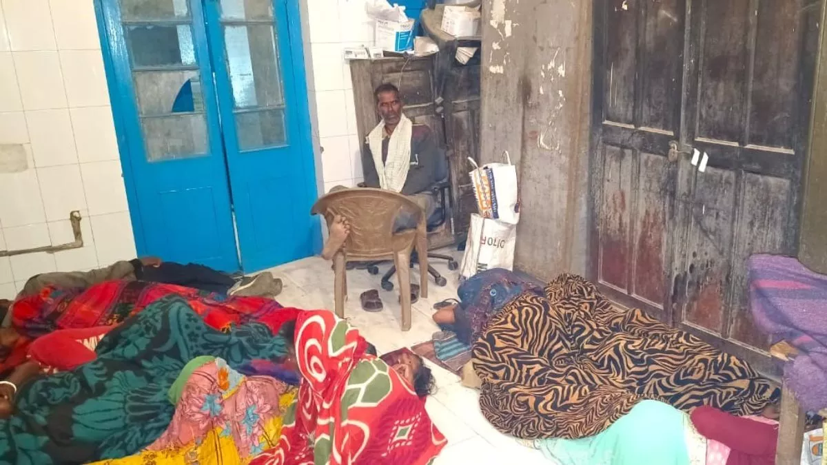Bihar News: आपरेशन के बाद ठंड में जमीन पर कुछ इस तरह सोए मरीज, नवादा के अस्‍पताल की ये तस्‍वीरें जरा देखिए