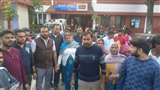 ऊर्जा निगम के अधिकारियों के खिलाफ कार्रवाई करने की मांग को लेकर नागरिकों ने कोतवाली में हंगामा किया।