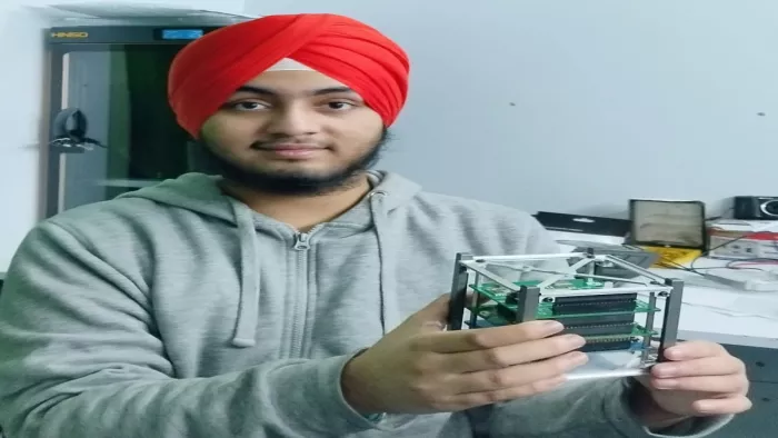 ओंकार सिंह ने अब घर बैठे नैनो सैटेलाइट तैयार की है। इसका वजन एक किलो से भी कम है।