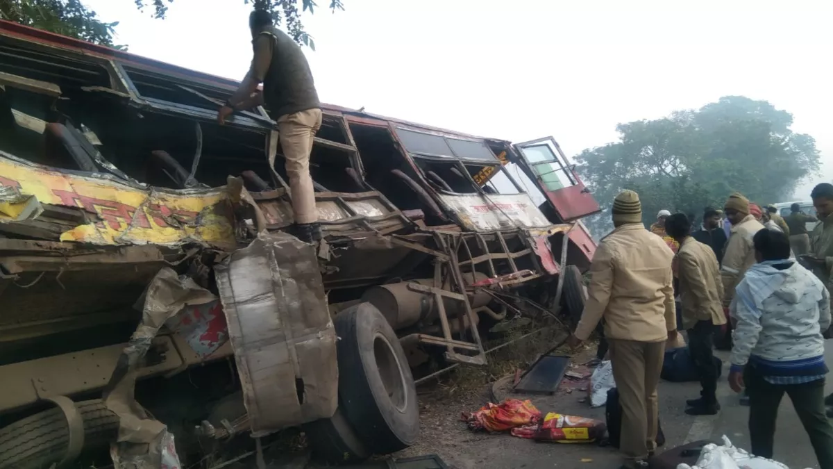 Road Accident in Bahraich: बहराइच में दर्दनाक सड़क हादसा, छह की मौके पर ही मौत: 15 लोग घायल