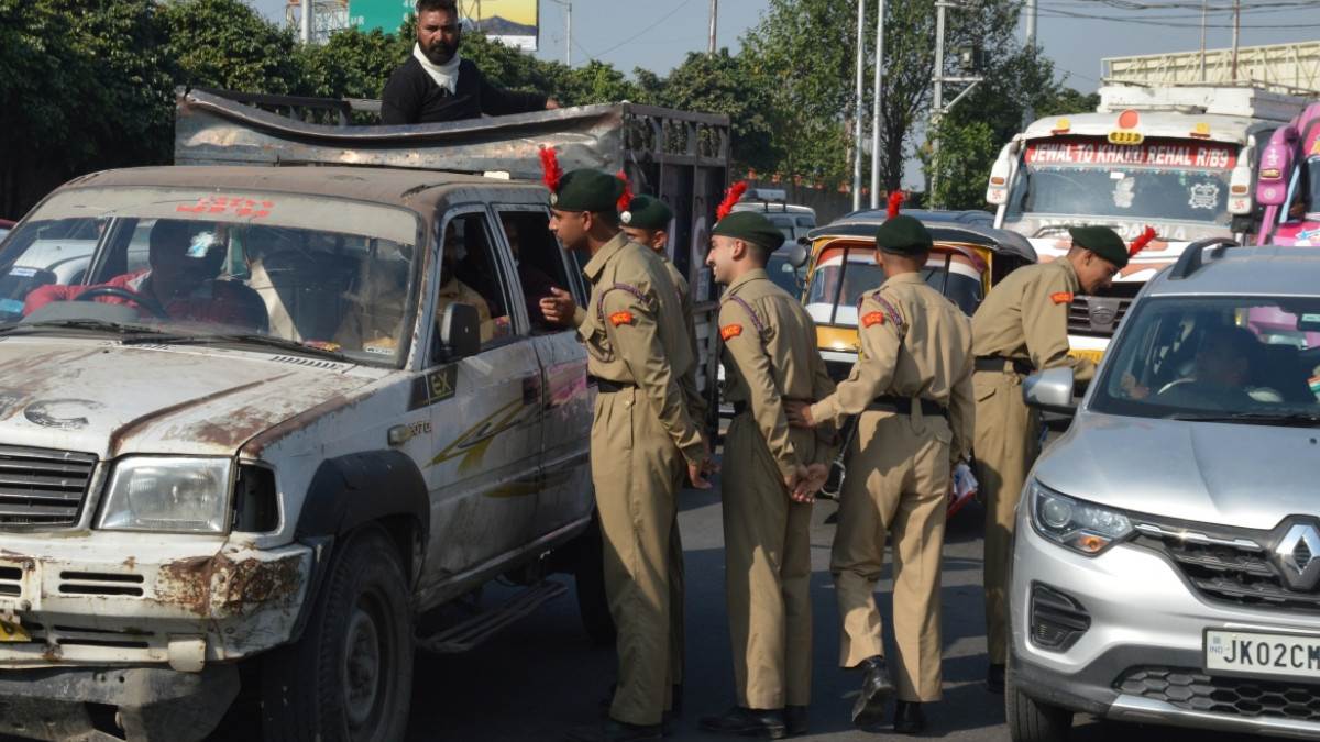 ncc cadets taught traffic rules to the drivers praise those who follow the rules