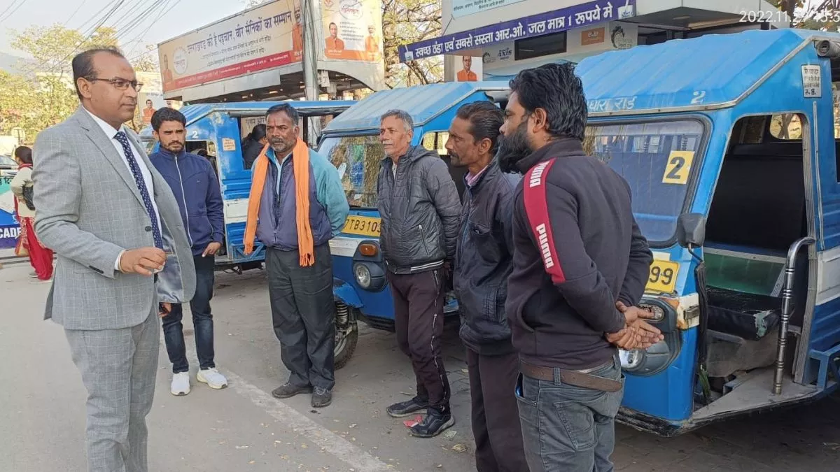 सड़क सुरक्षा अभियान के तहत हरिद्वार रोड पर विक्रम चालकों को सुरक्षित यातायात की जानकारी देते आरटीओ (प्रवर्तन) शैलेश तिवारी।