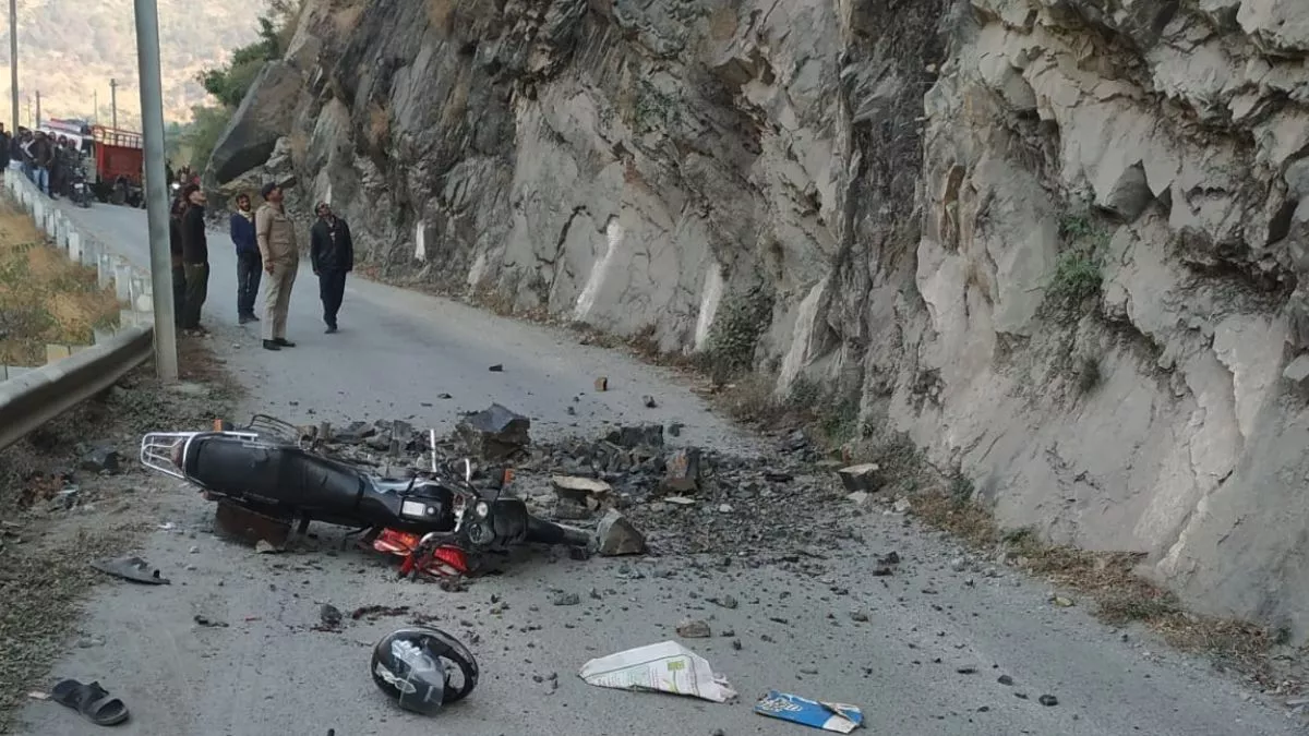 https://www.jagranimages.com/images/newimg/30112022/30_11_2022-sirmaur_road_accident__23237152.jpg