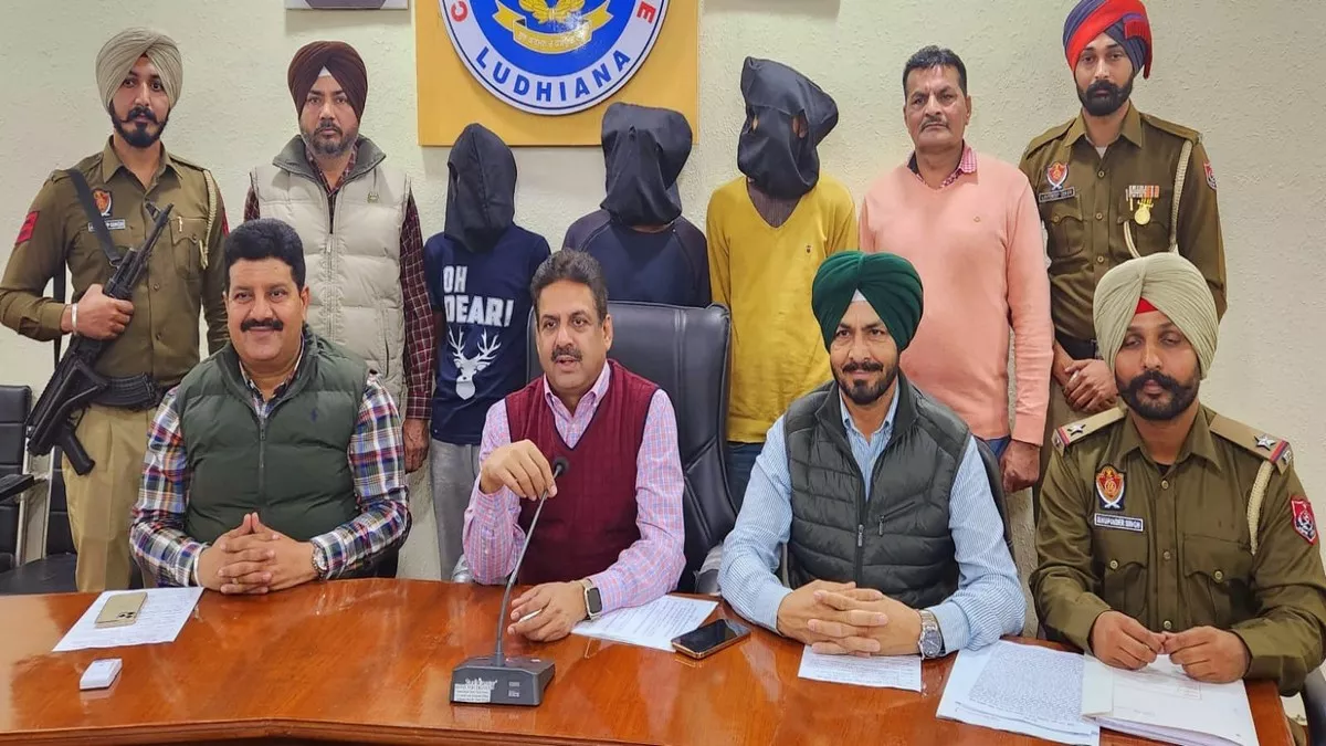 हेरोइन के साथ पकड़े गए नशा तस्करों के बारे में जानकारी देते एआइजी स्नेहदीप शर्मा l (जागरण)