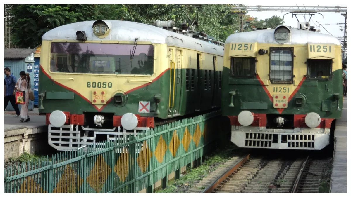 कोलकाताः दो लोकल ट्रेनें आपस में टकराईं, गति कम होने से बड़ा हादसा टला