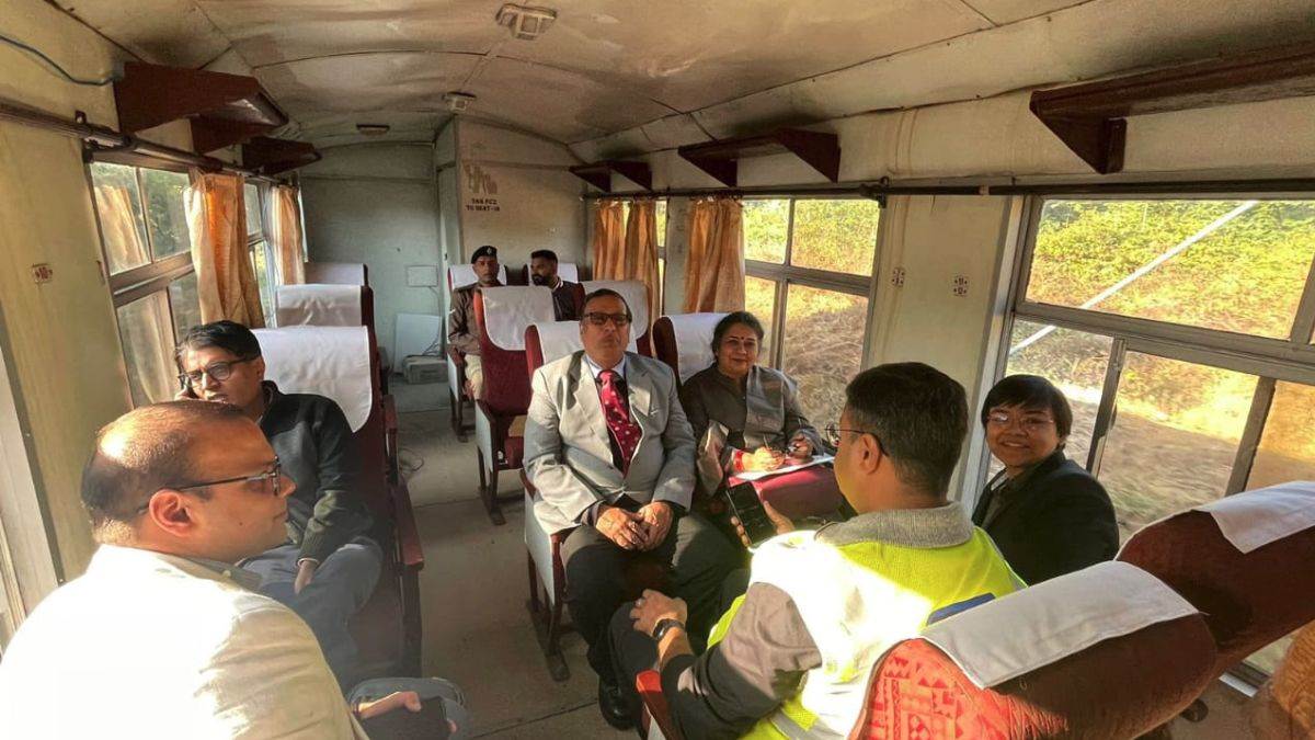 https://www.jagranimages.com/images/newimg/30112022/30_11_2022-vidtadome_coach_train_shimla_kalka_train__23237045.jpg