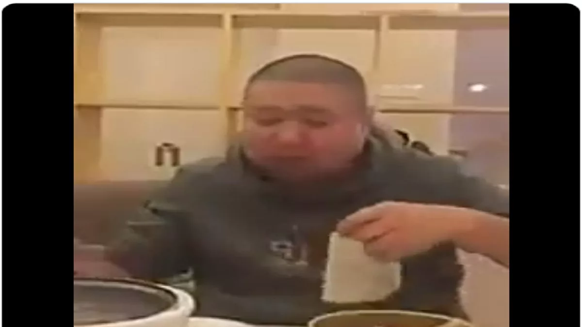 Viral Video: चीनी शख्स ने लोगों को सिखाया रोटी खाने का निंजा टेक्निक, वीडियो देख सिर पकड़ लेंगे आप