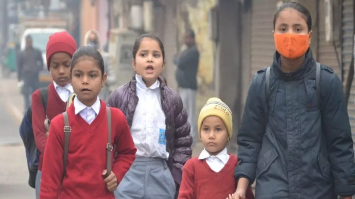 Weather in Agra Today: बुधवार सुबह स्कूल जाते वक्त बच्चे पूरी तरह पैक होकर निकले।