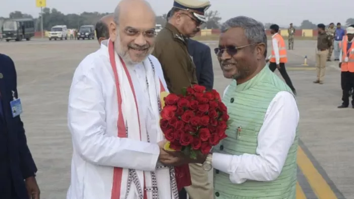 रांची एयरपोर्ट पर केंद्रीय गृह मंत्री अमित शाह का स्वागत करते बाबूलाल मरांडी। (जागरण फोटो)