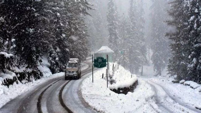 धरती के स्वर्ग ने ओढ़ी बर्फ की सफेद चादर