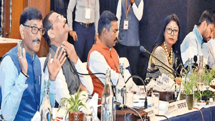 दक्षिण पूर्व रेलवे द्वारा आयोजित रेलमंडल स्तरीय सांसदों की बैठक में हिस्सा लेते सांसद।
