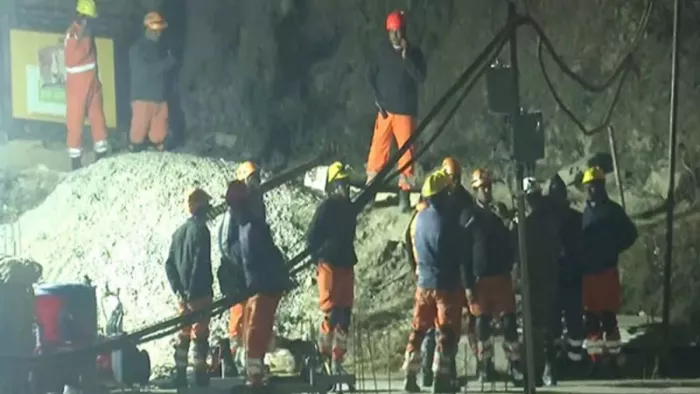 Uttarkashi Tunnel Rescue: मुरमुरे खाकर जिंदा रहे, चट्टानों से टपकता पानी चाटकर बुझाई प्यास