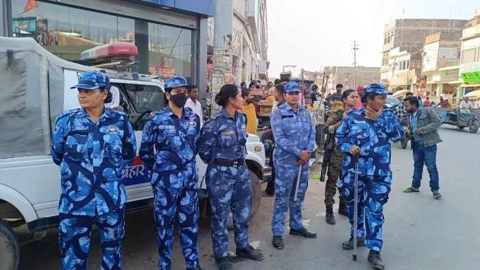 विवाद के बाद स्थिति को संभालने के लिए शहर में पुलिस बल की तैनाती