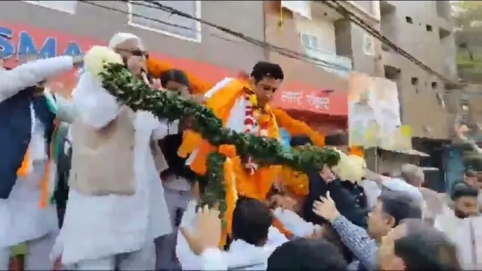 दिल्ली न्याय यात्रा में हादसा मंच टूटने से बाल-बाल बचे देवेंद्र यादव।
