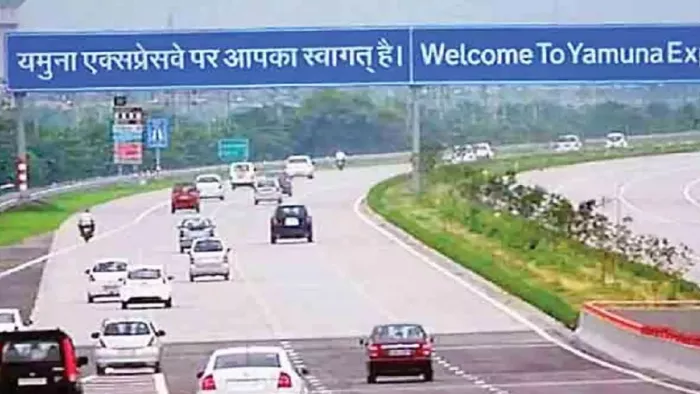 सर्दियों में कोहरे के कारण यमुना एक्सप्रेस वे पर गाड़ियों की रफ्तार होगी कम। फाइल फोटो