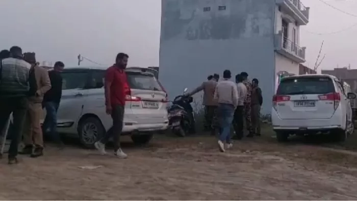 गाड़ी से उतर कर अतुल श्रीवास्तव के घर में जाते ईडी टीम के सदस्य। जागरण