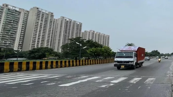 नोएडा एयरपोर्ट को जोड़ने वाली सड़क को चौड़ा करने का काम हुआ शुरू।