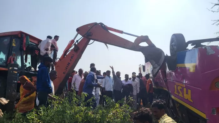 जेसीबी की मदद से फंसे हुए यात्रियों को निकालने की कोशिश। (Photo- Jagran)
