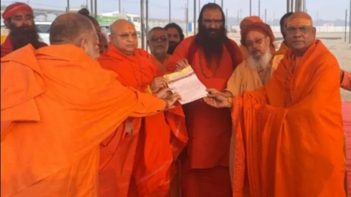 अखाड़ा परिषद अध्यक्ष श्रीमहंत रवींद्र पुरी को सनातन बोर्ड का प्रारूप देते आनंद अखाड़ा के आचार्य महामंडलेश्वर स्वामी बालकानंद गिरि।-जागरण