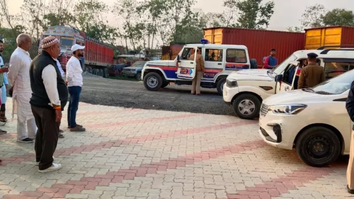 गिरफ़्तार आरोपितों को न्यायालय ले जाने के दौरान थाना पर मौजूद दोनों पक्ष के समर्थक।