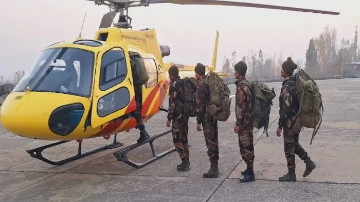 सेना की उत्तरी कमान में अग्रिम इलाकों तक तैनात सैनिकों को पहुंचाने के लिए उड़ान को तैयार एक निजी हेलीकॉप्टर