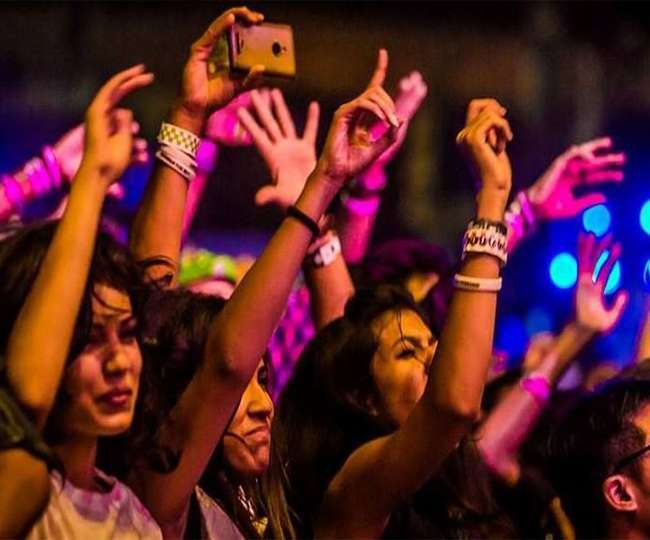 नए साल के जश्न के लिए बर्फ ने पर्यटकों की अामद पहाड़ में बढ़ा दी है।