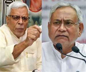 राजद नेता शिवानंद तिवारी और सीएम नीतीश कुमार की तस्&zwj;वीर ।