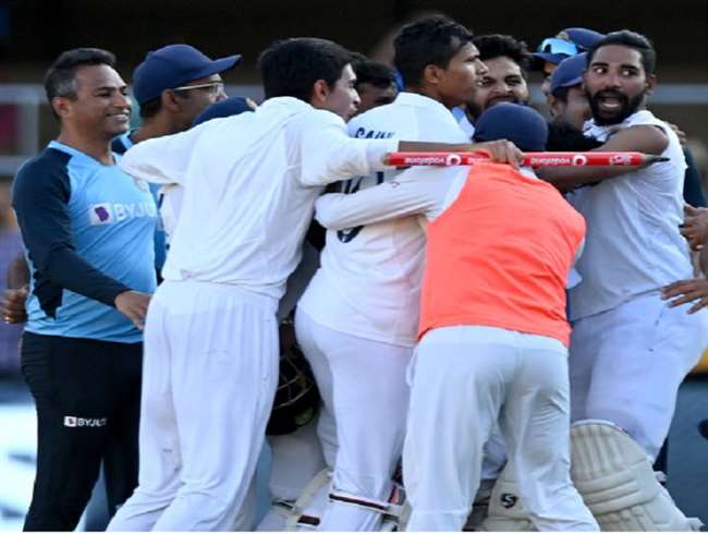 गाबा टेस्ट मैच में जीत के बाद भारतीय खिलाड़ी (फोटो ट्विटर पेज)