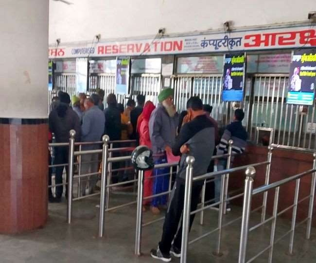 सिटी रेलवे स्टेशन पर रौनक लौट आई। टिकट काउंटर से टिकटें बुक करवाते यात्री।