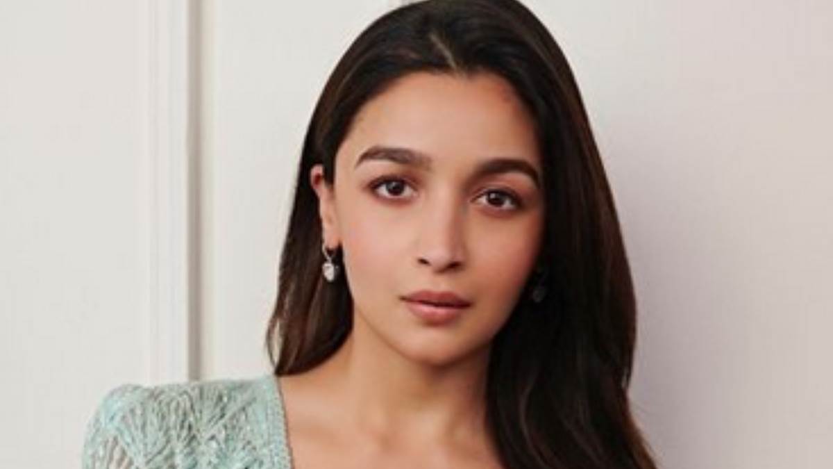 Alia Bhatt: मां बनने के बाद पहली बार यूं सज-संवर कर निकलीं आलिया, करोड़ों  की रिंग पर टिकी लोगों की नजर - Alia Bhatt Latest Look After Raha Kapoor  Birthday Actress Flaunts
