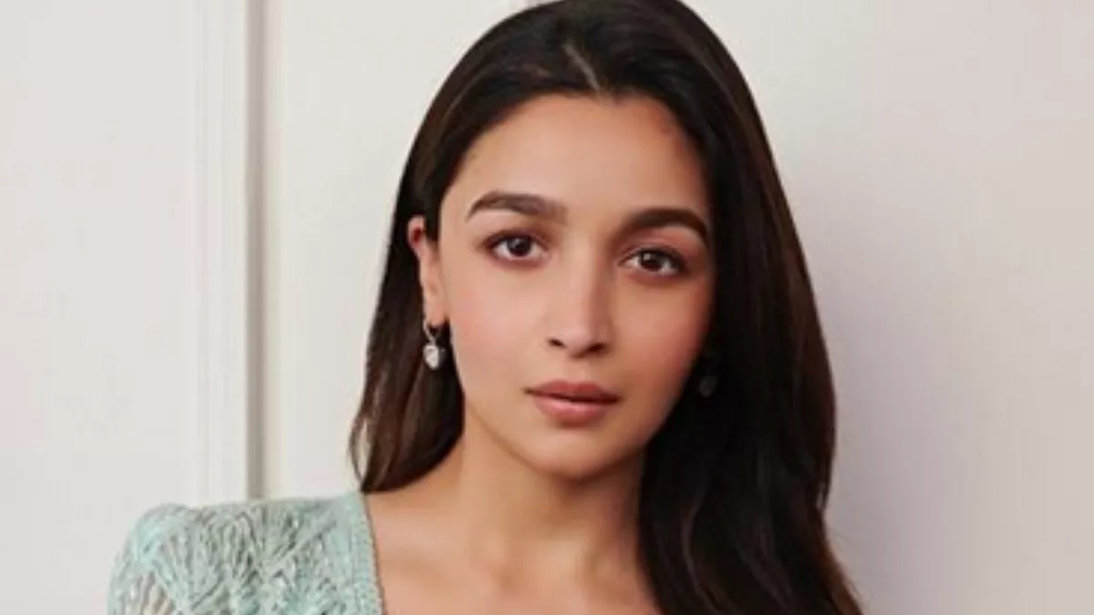Alia Bhatt: मां बनने के बाद पहली बार यूं सज-संवर कर निकलीं आलिया, करोड़ों  की रिंग पर टिकी लोगों की नजर - Alia Bhatt Latest Look After Raha Kapoor  Birthday Actress Flaunts